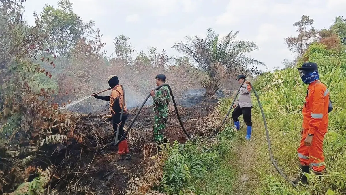 KARHUTLA: Petugas melakukan pemadaman di lahan yang terbakar baru-baru tadi. FOTO: DISKOMINFO KOTIM/RADAR SAMPIT 