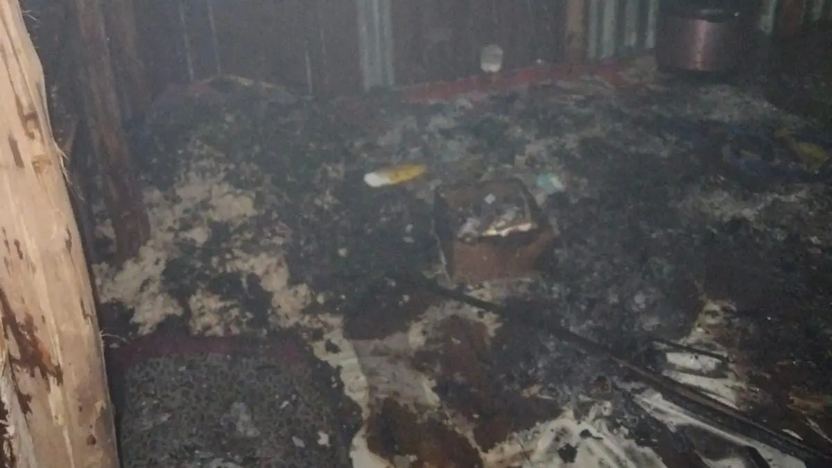Kasur yang terbakar dan nyaris saja meludeskan gudang yang berada di Jalan Gatot Subroto, Kelurahan Sawahan, Kecamatan Mentawa Baru Ketapang, Selasa malam (11/8/2026). (Disdamkarmat Kotim)&nbsp;