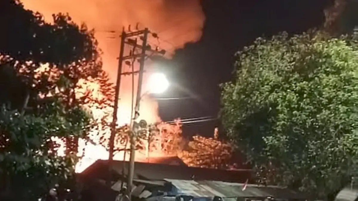 Kebakaran Bangunan milik warga di Jalan Muchran Ali, Simpang Samekto, Selasa malam (11/8/2026). (Warga/Radar Sampit)&nbsp;