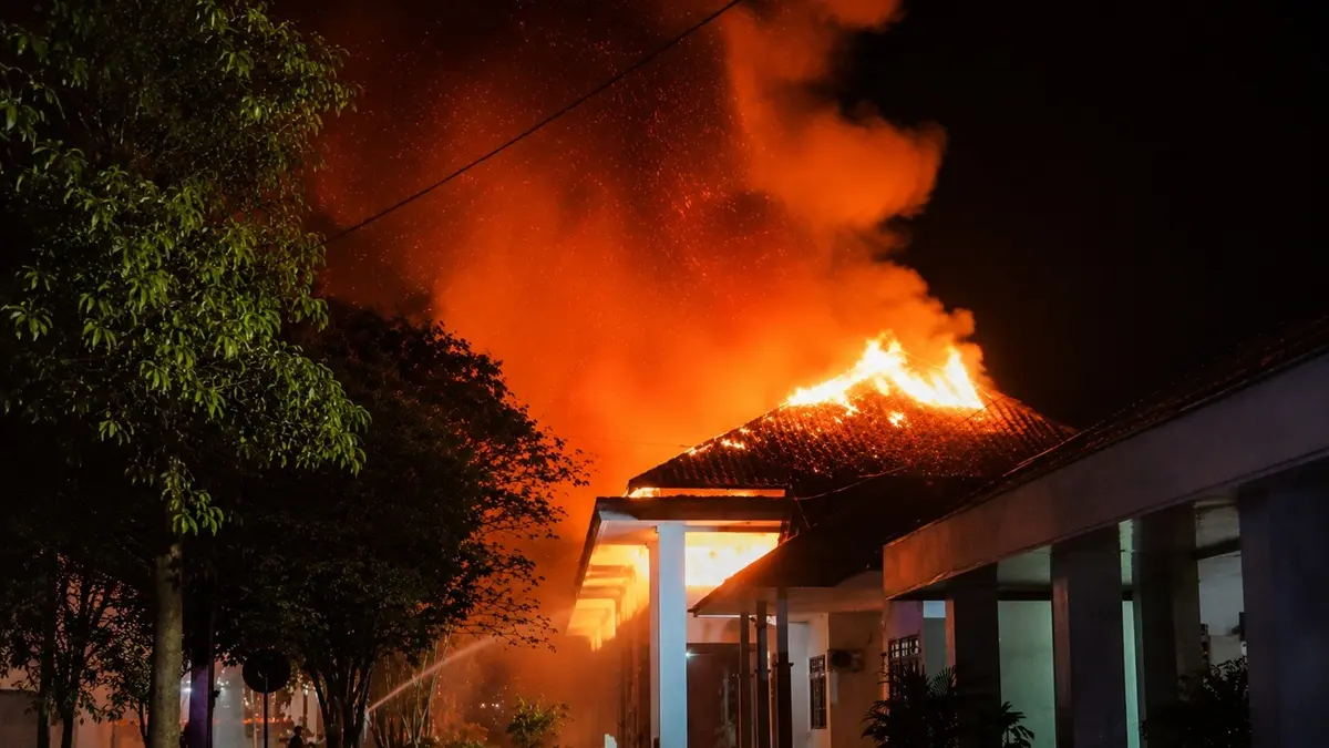 Kebakaran melanda komplek Kantor Gubernur Kalimantan Tengah (Kalteng), Rabu (12/8/2026) dini hari. Api menghanguskan hampir seluruh ruangan gedung Biro Kesejahteraan Rakyat (Kesra) Sekretariat Daerah (Setda) Provinsi Kalteng.