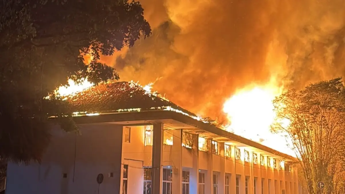 Kebakaran melanda kompleks Kantor Gubernur Kalimantan Tengah (Kalteng), Rabu (12/8/2026) dini hari. Gedung Biro Kesejahteraan Rakyat (Kesra) Sekretariat Daerah (Setda) Kalteng nyaris seluruhnya terdampak kobaran api. (Istimewa)