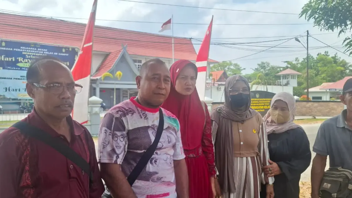 Keluarga Asan dan Sarimin berada di depan Lapas Kelas IIB Sampit setelah gagal menjemput kedua terdakwa yang ternyata baru dapat bebas pada Kamis (13/8/2026).&nbsp; &nbsp;(Rado/Radar Sampit)