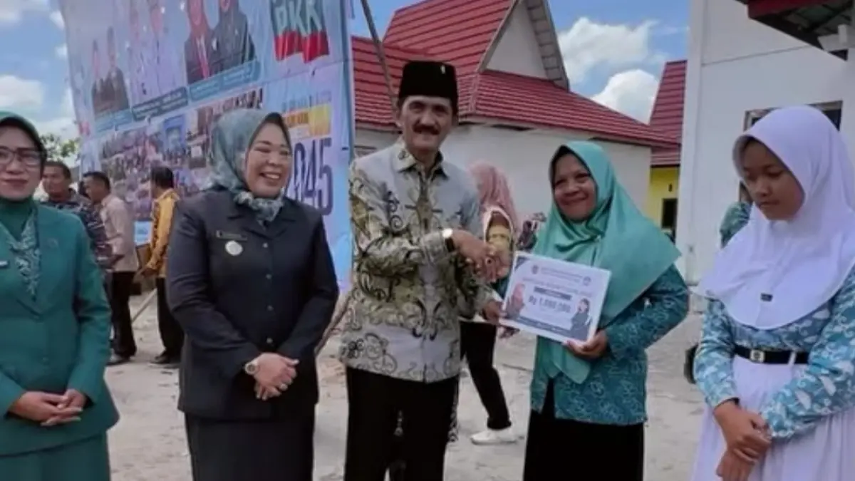 Ketua DPRD Kotawaringin Barat Mulyadin memberikan penghargaan pada acara HKG PKK tahun 2026 di Desa Kumpai Batu Bawah. (SYAMSUDIN/RADAR SAMPIT)&nbsp;