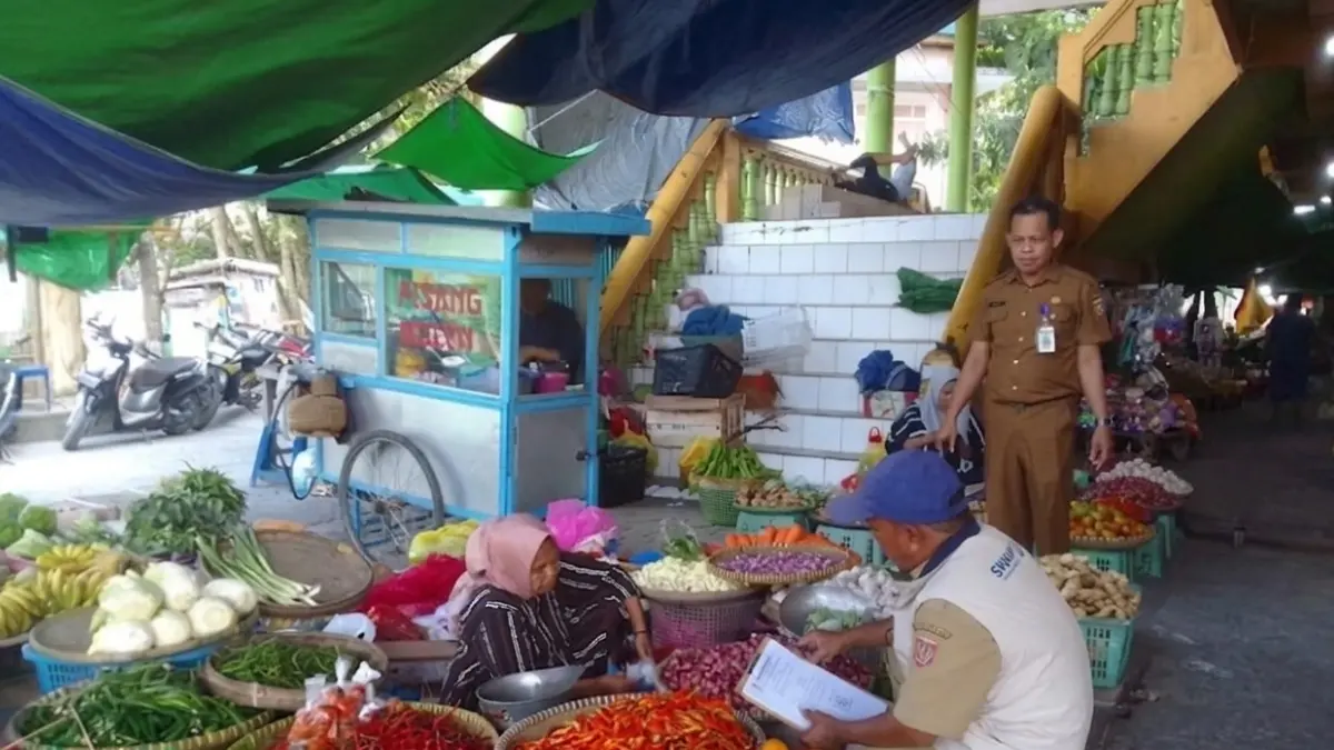 Pemantauan harga di Pasar Induk Indra Sari Kelurahan Baru, Kecamatan Arut Selatan, Kabupaten Kotawaringin Barat, belum lama ini.