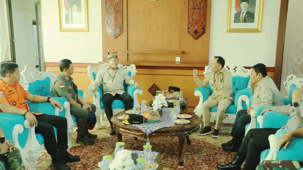 PERTEMUAN: Gubernur Agustiar Sabran saat menyambut kedatangan Menteri Koordinator Bidang Politik dan Keamanan RI Jenderal TNI (Purn) Djamari Chaniago, beberapa waktu lalu. FOTO MMC KALTENG/RADAR SAMPIT
