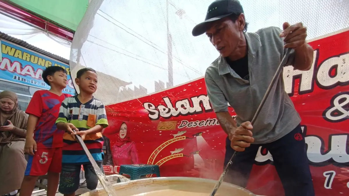 Proses memasak Bubur Baayak, Tradisi saat hari Rabu terakhir di bulan Safar, oleh warga di Jalan Ir Juanda Sampit, Kabupaten Kotawaringin Timur, Rabu (12/8 /2026). (Usay Nor Rahmad /Radar Sampit)&nbsp;