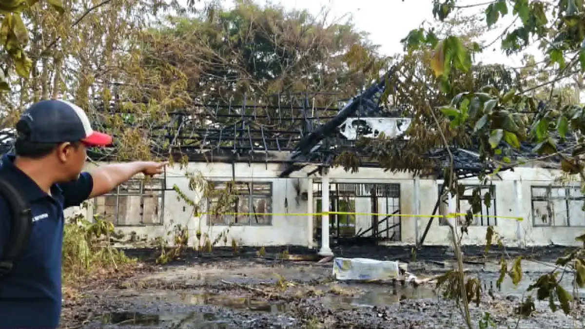 Salah satu gedung di kawasan UPR yang diduga sengaja dibakar oleh seseorang, Rabu (12/8). (istimewa)
