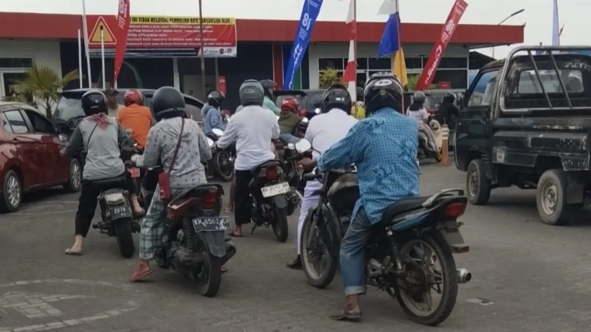 Setelah kebijakan pembatasan pengisian BBM subsidi, belasan motor langsung pindah ke jalur nonsubsidi jenis Pertamax di SPBU Paku Negara, Rabu 12 Agustus 2026. (ist) 