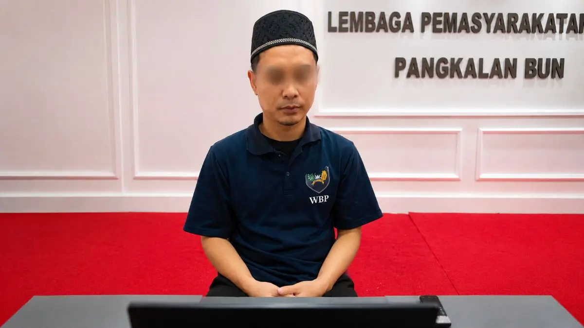 SIDANG: Wiwin Wistunda, terdakwa kasus narkoba menjalani persidangan secara virtual. FOTO: RIA/RADAR SAMPIT