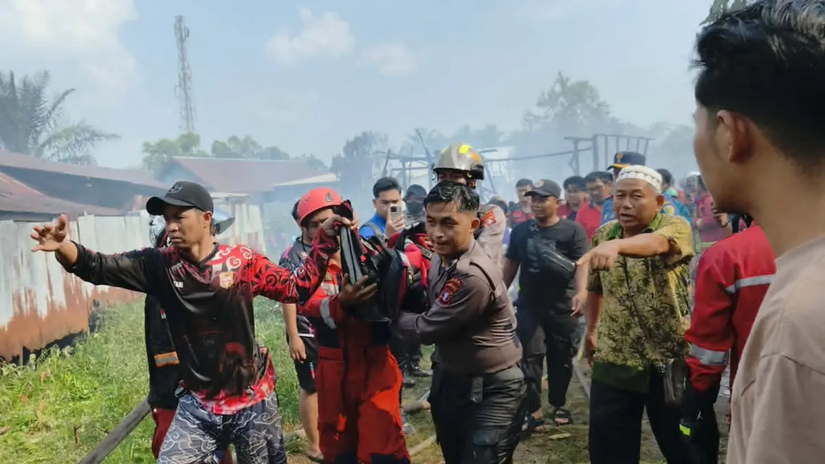 TRAGEDI: Tim yang terlibat penanganan kebakaran di Jalan Mendawai I, Palangka Raya, saat mengevakuasi korban kebakaran, yang merupakan dua orang balita, Selasa (11/8/2026). (DODI/RADAR SAMPIT)