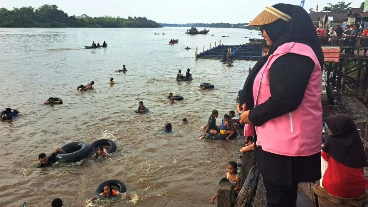 Warga di Kecamatan Kota Besi saat menceburkan diri ke sungai, dalam tradisi Mandi Safar, dan turut disaksikan sejumlah pejabat,Rabu (12/8).(istimewa)