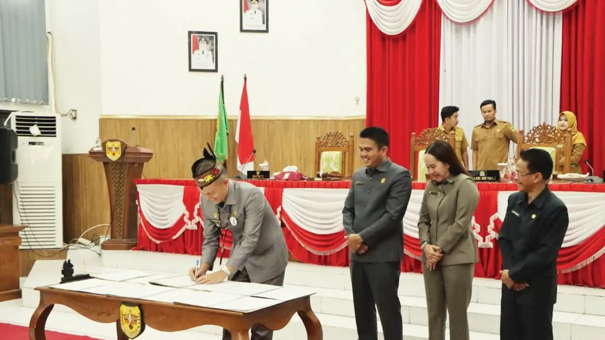 TANDA TANGAN : Bupati Gumas Jaya Samaya Monong bersama unsur pimpinan DPRD, ketika menandatangani nota kesepakatan bersama KUPA-PPAS Perubahan APBD tahun 2026 serta KUA-PPAS APBD tahun 2027, dalam rapat paripurna ke-5 masa persidangan III tahun sidang 2026, Selasa (11/8) siang. FOTO : DISKOMINFO SANTIK GUMAS/RADAR SAMPIT