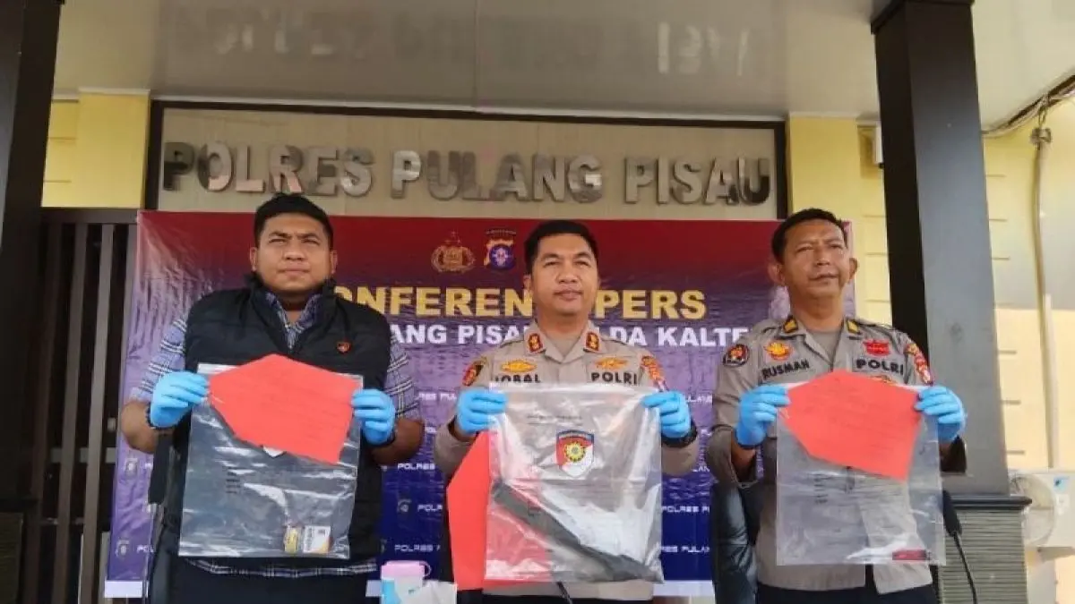 Kapolres Pulang Pisau AKBP Iqbal Sengaji didampingi Kasatreskrim AKP Rizky Hidayah Harahap dan Kasi Humas Polres Pulang Pisau IPTU Rusman menunjukkan barang bukti dalam konferensi pers pengungkapan perkara dugaan karhutla di halaman Mako polres Pulang Pisau, Selasa (11/8/2026). (ANTARA)