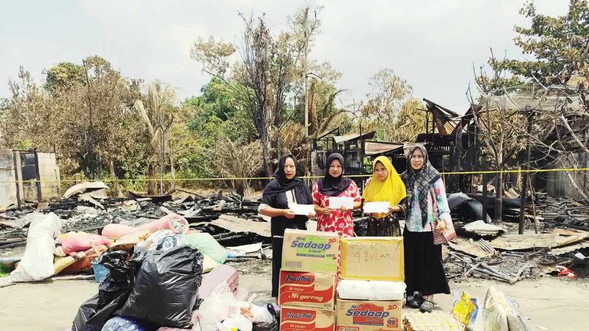 BANTUAN: Sebagai bentuk kepedulian, warga salurkan donasi untuk korban kebakaran di kawasan permukiman Jalan Muchran Ali, Sampit, Kamis (13/8/2026). FOTO: YUNI/RADAR SAMPIT 