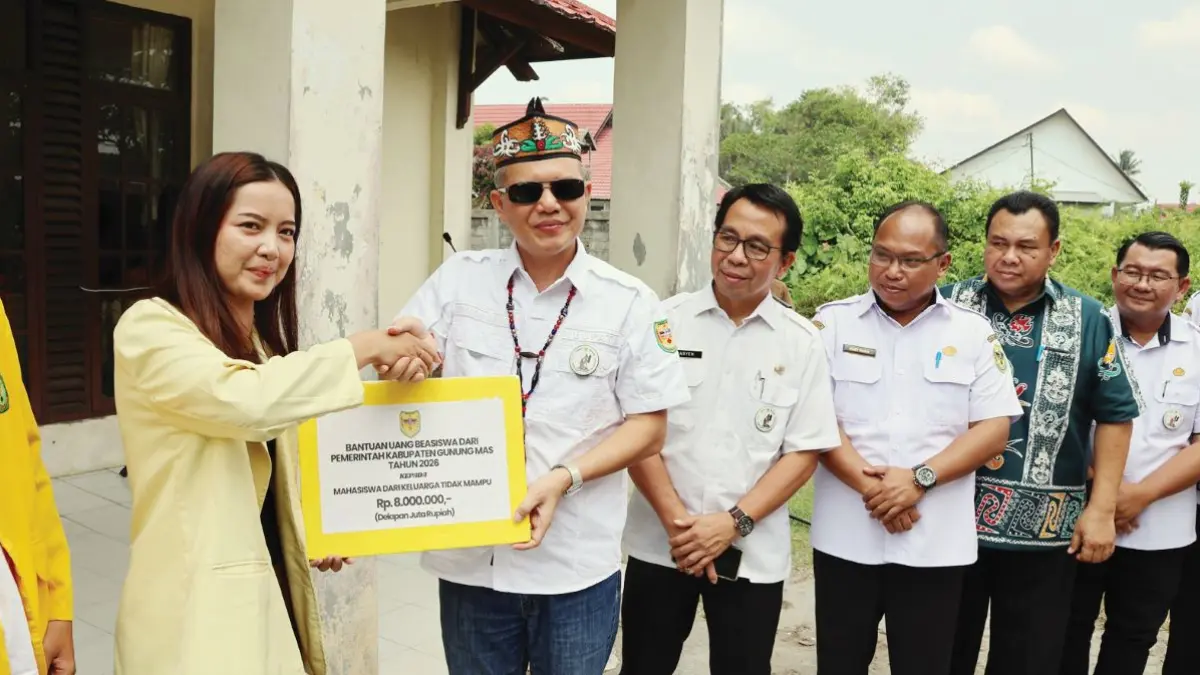 BEASISWA : Bupati Gumas Jaya Samaya Monong menyerahkan bantuan beasiswa kepada mahasiswi asal Kabupaten Gumas yang kuliah di Palangka Raya, Rabu (12/8/2026). FOTO : DISKOMINFO SANTIK FOR RADAR SAMPIT