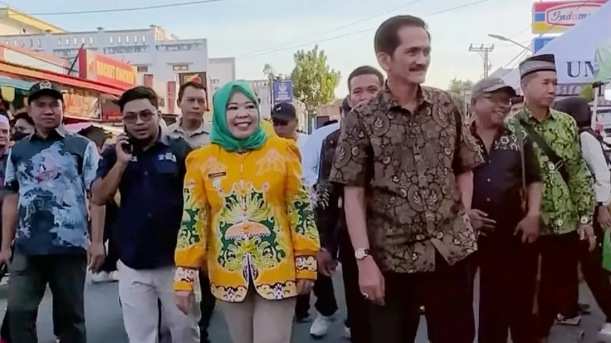 Bupati Kobar dan Ketua DPRD Kobar Mulyadin meninjau kegiatan Begoyap Night Market di Kelurahan Baru 8 Agustus 2026 lalu.&nbsp; (SYAMSUDIN/RADAR SAMPIT)