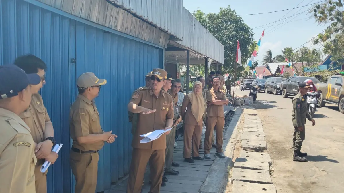 Bupati Sukamara Masduki saat meninjau peningkatan ruas jalan di Kecamatan Jelai. (FAUZIANNUR/RADAR SAMPIT)&nbsp;