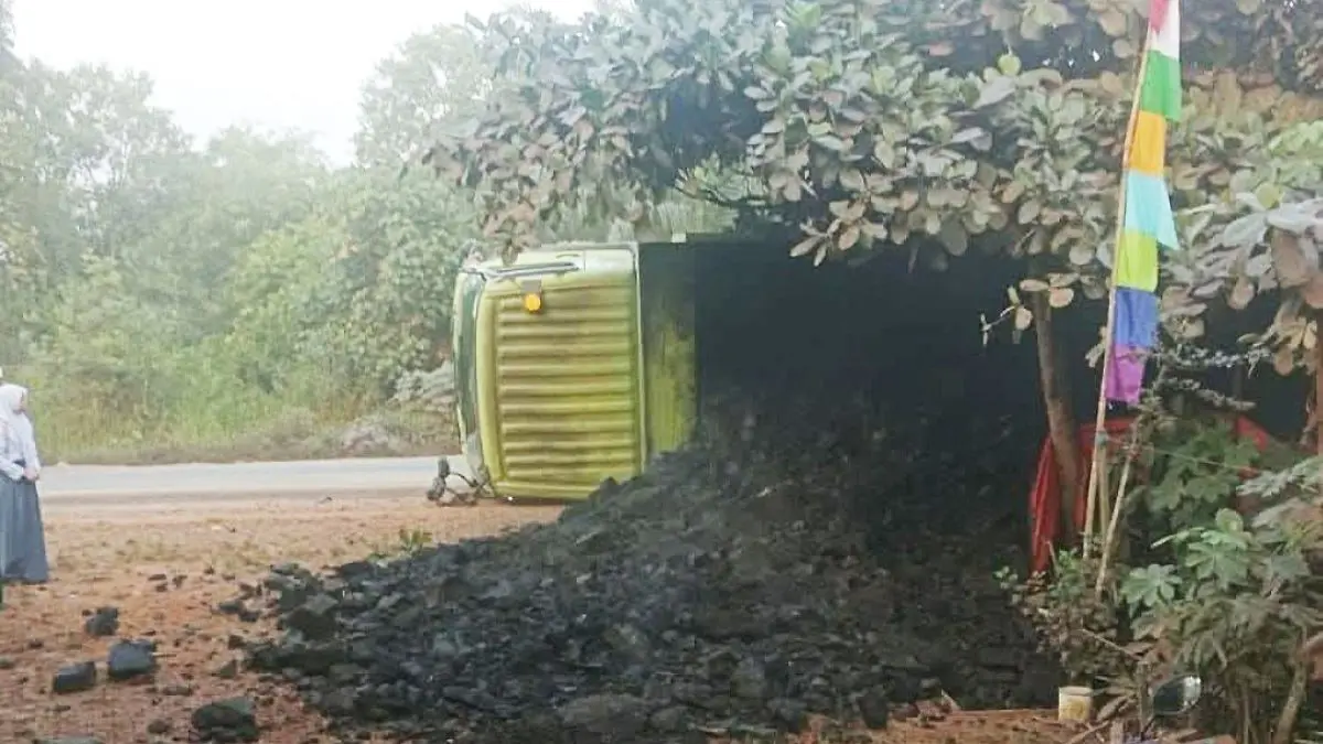 CELAKA : Truk pengangkut batu bara terguling di jalan Tjilik Riwut, Desa Jemaras, Kabupaten Kotim, Rabu (12/8/2026). FOTO: IST/RADAR SAMPIT