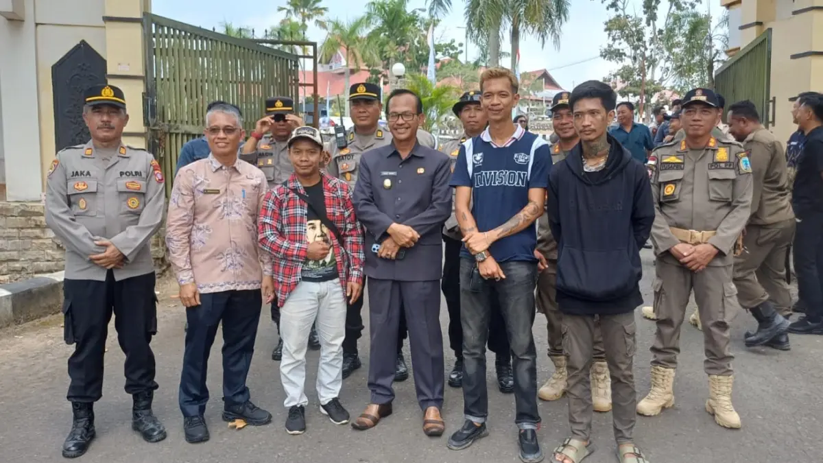 Empat pemuda menyampaikan aspirasi terkait kelangkaan bahan bakar minyak (BBM) di Kabupaten Lamandau kepada Pemerintah Kabupaten Lamandau.&nbsp;(RIA/RADAR SAMPIT)
