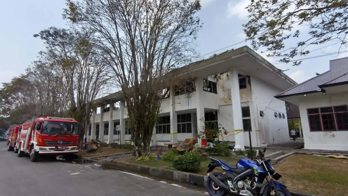 Gedung Biro Kesra di Komplek perkantoran Gubernur Kalteng setelah terbakar pada Rabu (12/8) dini hari. (dodi/radarsampit)