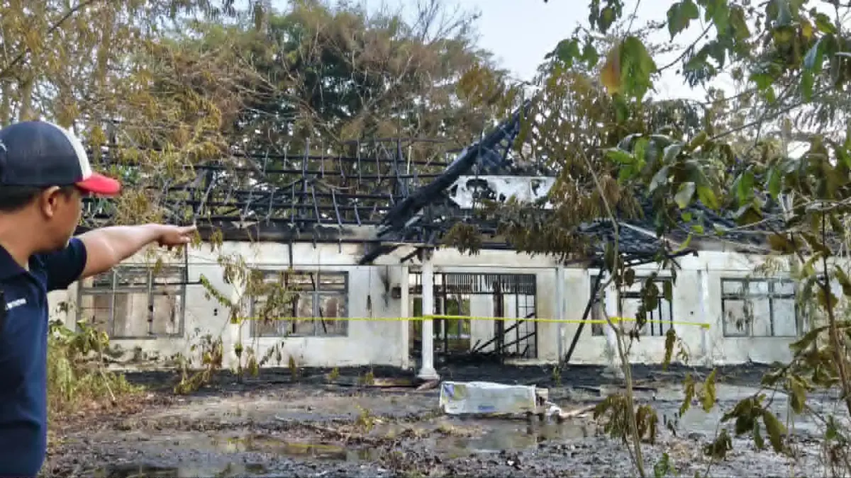 Gedung eks Sekolah Guru Olahraga (SGO) Fakultas Pendidikan Jasmani, Kesehatan, dan Rekreasi (PJKR) Universitas Palangka Raya (UPR) di Jalan RA Kartini, Kelurahan Langkai, Kecamatan Pahandut, ludes terbakar, Rabu (12/8/2026) sore. (Dodi/Radar Sampit)