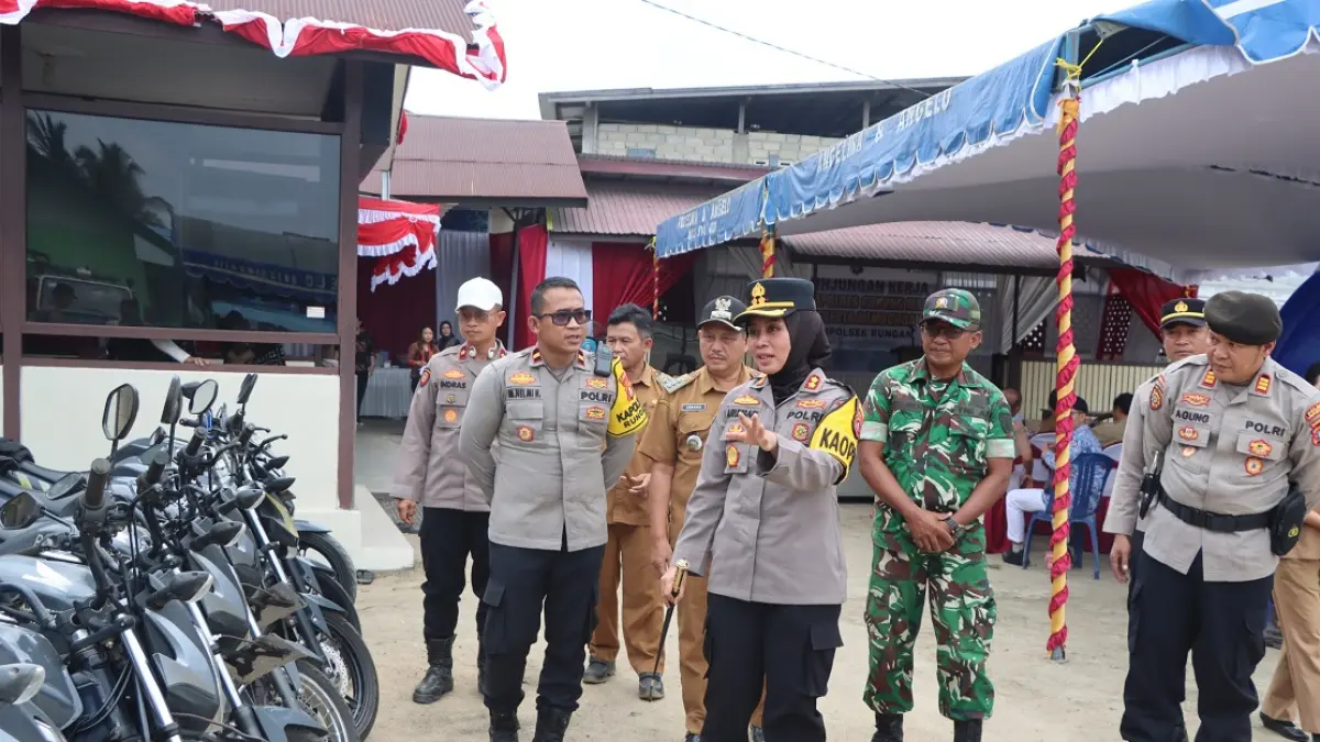 Kapolres Gumas AKBP Arum Sari Puspita Dewi, didampingi Kapolsek Rungan Ipda M. Helmi Hakim, ketika mengecek kendaraan dinas dan sarana prasarana penanganan karhutla, di Mapolsek Rungan, Selasa (11/8). (ARHAM SAID/RADAR SAMPIT)&nbsp;