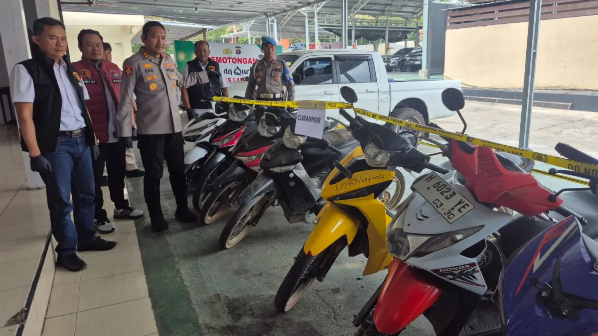 Kapolres Lamandau AKBP Eko Yusmiarto saat menunjukkan barang bukti curanmor.(Ria Mekar/Radar Sampit)