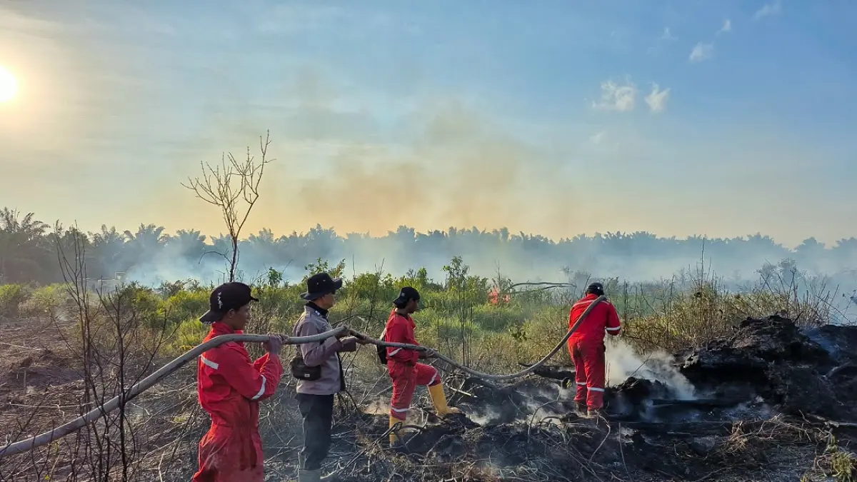 Kebakaran lahan &nbsp;di kawasan perbatasan antara kawasan hutan Desa Baung, Kecamatan Seruyan Hilir, dan&nbsp; Blok 28/29 Estate 1 PT GBSM, Rabu (12/8). (RIFANI/RADAR SAMPIT)&nbsp;