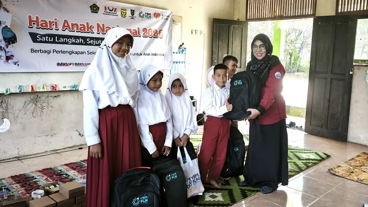 Kepala SDN Basirih 10 Kota Banjarmasin, Hj. Ernawati, mengaku bersyukur atas perhatian yang diberikan YBM PLN kepada para siswanya. Menurutnya, bantuan tersebut menjadi penyemangat bagi anak-anak untuk terus belajar. (PLN IUD Kalselteng) 
