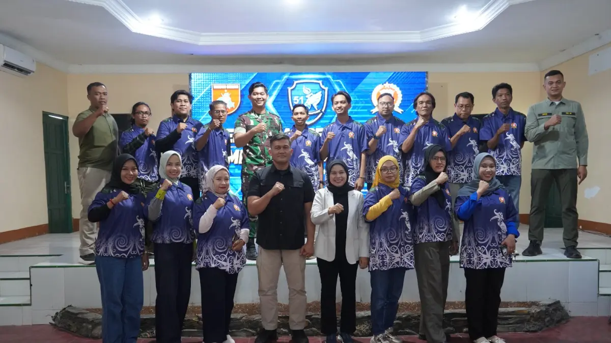 Ketua PWI Kotim Siti Fauziah dan jajaran pengurus serta sejumlah wartawan bersama Kasi Intel Kasrem 102/Panju Panjung Letkol Inf Albert Inkiriwang dan jajaran. (istimewa)