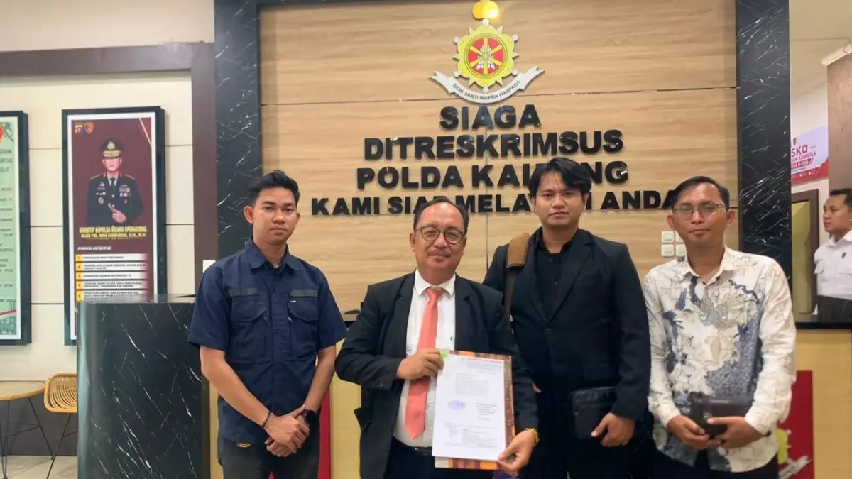 MELAPOR: Dr. Mahdianur, S.H., M.H., bersama tim hukum LFM & ASS (dua dari kiri) usai membuat laporan polisi di Mapolda Kalteng, Senin (10/8/2026). FOTO : IST/RADAR SAMPIT