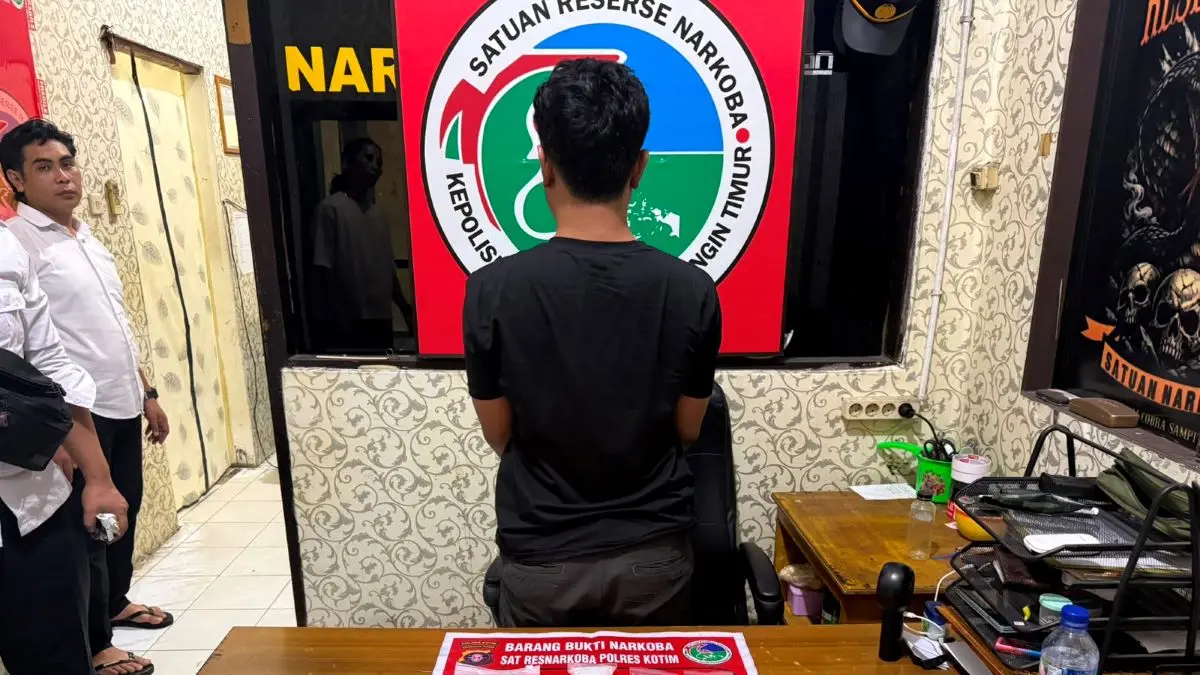 NARKOBA : Seorang terduga pengedar sabu-sabu diamankan bersama barang bukti di kantor polisi. FOTO: POLRES KOTIM/RADAR SAMPIT