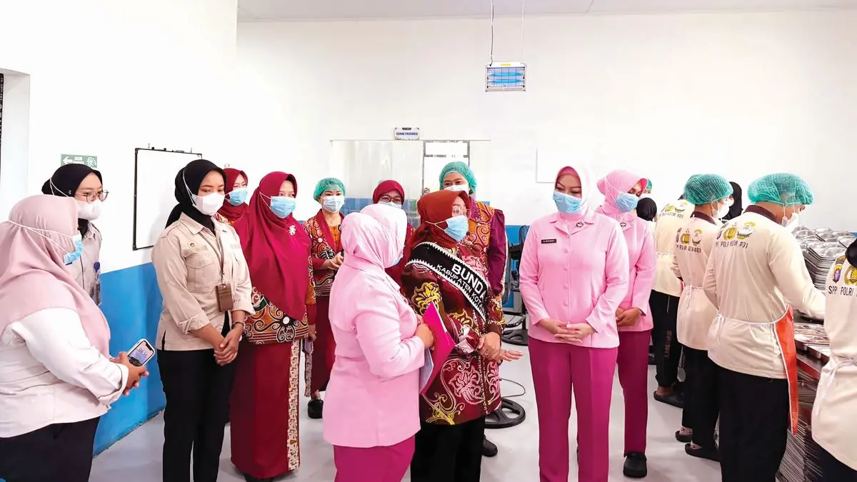 PANGAN: Bunda PAUD Kotim Khairiah Halikinnor cek proses pengolahan makanan di SPPG Polri Kotim 01 di kawasan Wengga, Kecamatan Baamang Barat, Kamis (13/8/2026). FOTO: PAUD KOTIM/RADAR SAMPIT 