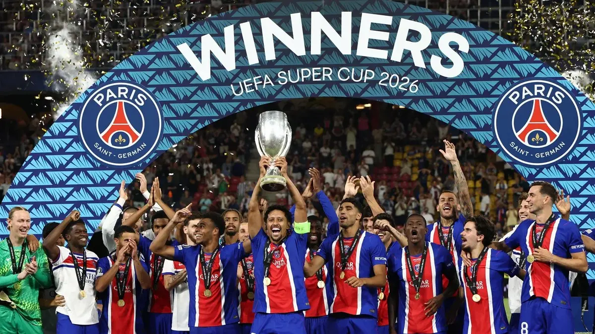Para pemain Paris Saint-Germain saat mengangkat Piala Super Eropa 2026, Kamis (13/8) dini hari WIB.(net)