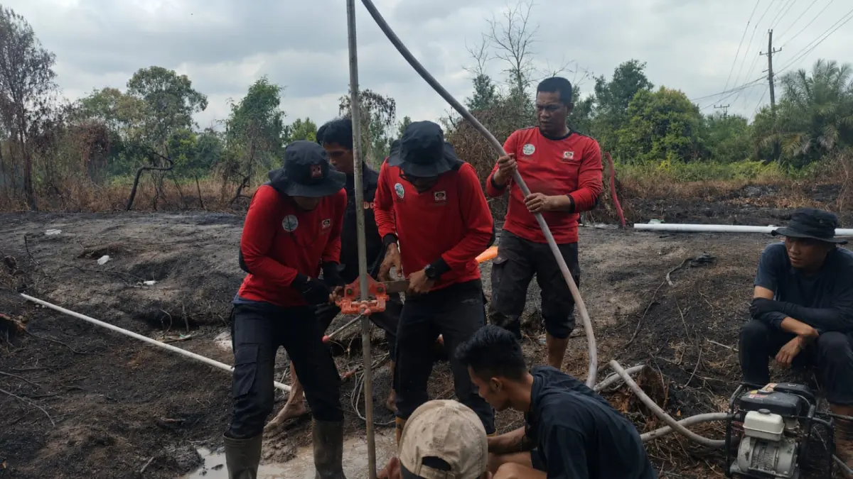 Personel Manggala Agni membuat sumur bor manual di Jalan Tjilik Riwut Sampit, untuk mengatasi minimnya sumber air dalam pemadaman kebakaran hutan dan lahan di kawasan gambut. (Manggala Agni)&nbsp;