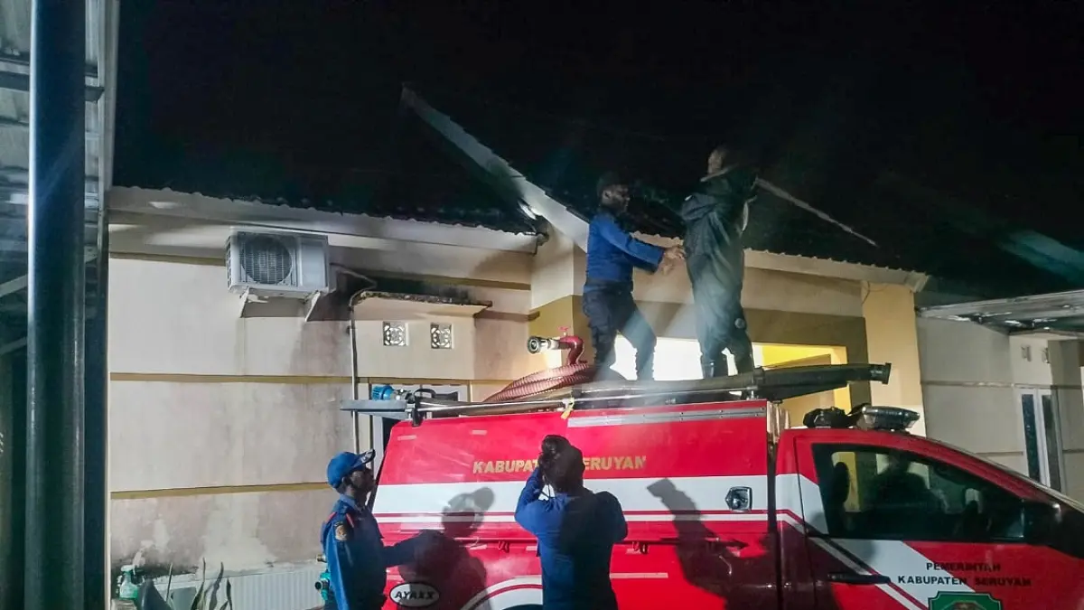 Petugas Dinas Pemadam Kebakaran dan Penyelamatan (DPKP) Kabupaten Seruyan mengevakuasi sarang tawon vespa di atas plafon rumah warga di Jalan Wijaya Indah, Kelurahan Kuala Pembuang II, Kecamatan Seruyan Hilir, Selasa (11/8).&nbsp; (RIFANI/RADAR SAMPIT) 
