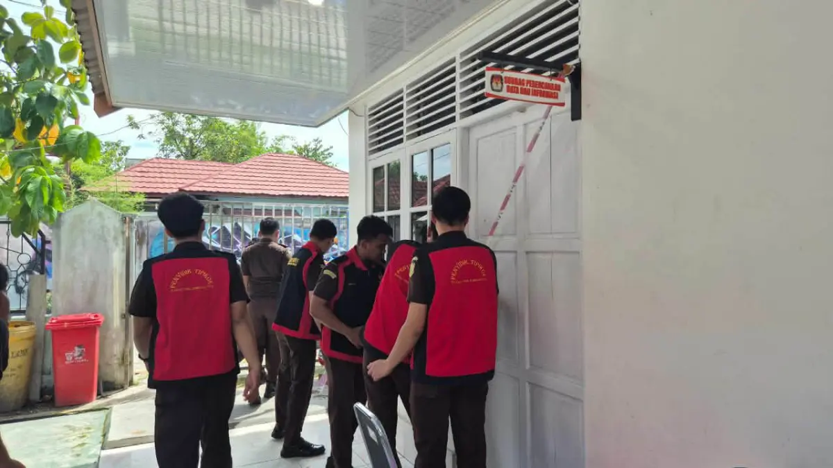 Petugas Kejati Kalteng saat penggeledahan di kantor KPU Kotim, beberapa waktu lalu.(dok.radarsampit)