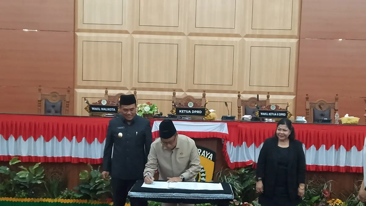 Pimpinan DPRD bersama Wakil Wali Kota Palangka Raya menandatangani berita acara persetujuan bersama KUA-PPAS perubahan 2026.(yusho/radarsampit)