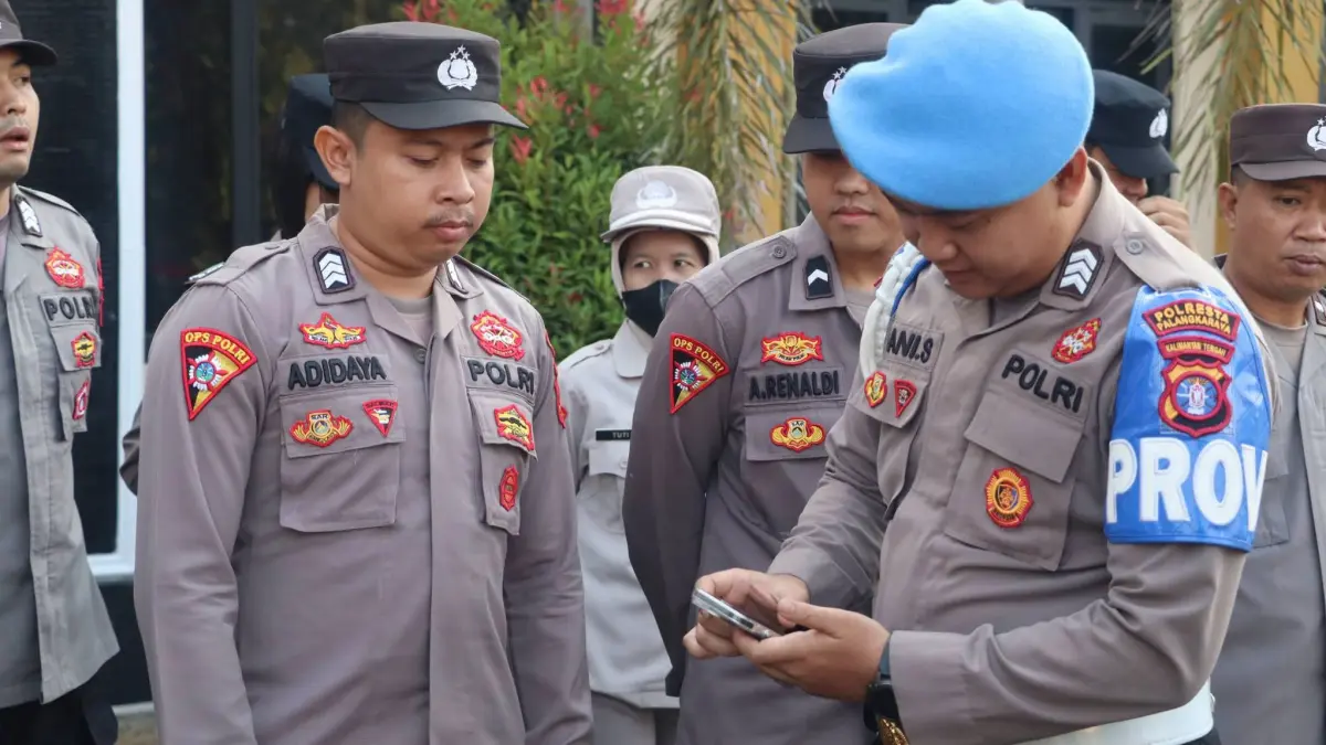 Profesi dan Pengamanan (Sipropam) Polresta Palangka Raya, saat memeriksa ponsel personel, Kamis (13/8). (dodi/radarsampit)