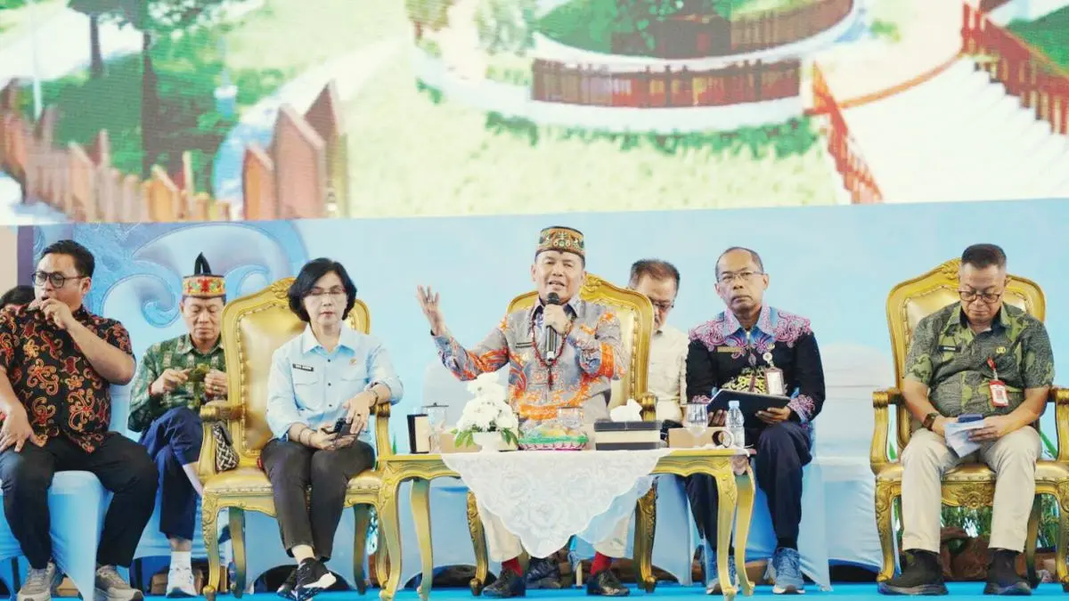 RAKOR: Gubernur Kalteng Agustiar Sabran menyampaikan paparan terkait percepatan pembangunan bersama pemerintah desa. FOTO: MMC KALTENG/RADAR SAMPIT