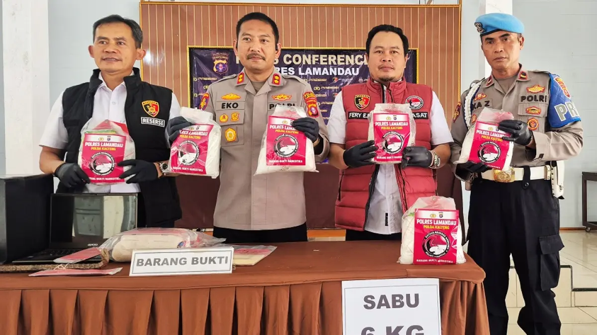 RILIS: Jajaran Polres Lamandau saat memperlihatkan paket berisi narkotika jenis sabu, yang digagalkan pengirimannya dari Kalbar tujuan ke Sampit, Kotim, Kamis (13/8).(ria/radarsampit)