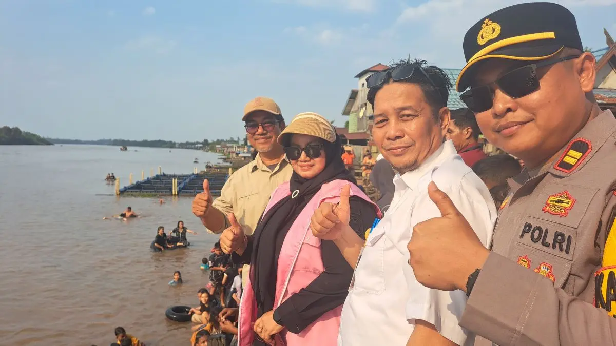 TRADISI KOTIM: Wakil Bupati Kotim Irawati (tiga dari kanan) menghadiri kegiatan Mandi Safar di Kecamatan Kotabesi, Kamis (13/8/2026). FOTO: IST/RADAR SAMPIT