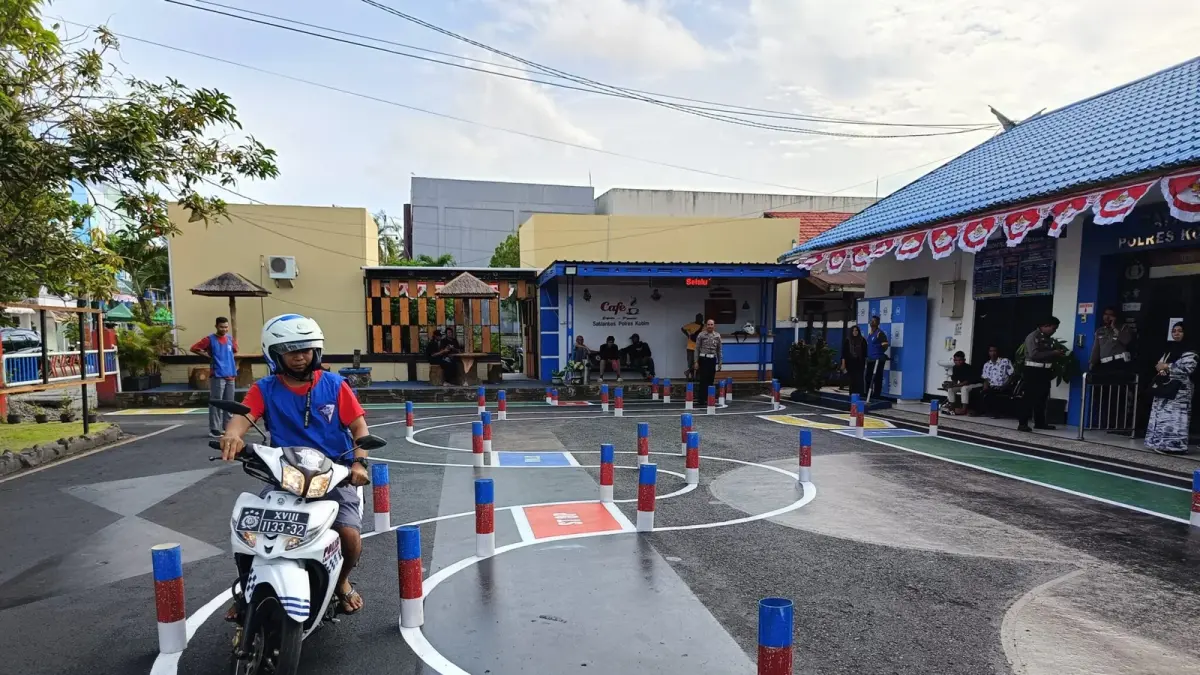 UJIAN SIM : Seorang pemohon SIM C mengikuti ujian praktik di Satlantas Polres Kotim, Jumat (18/8/2023) pagi. (ISTIMEWA/RADAR SAMPIT)