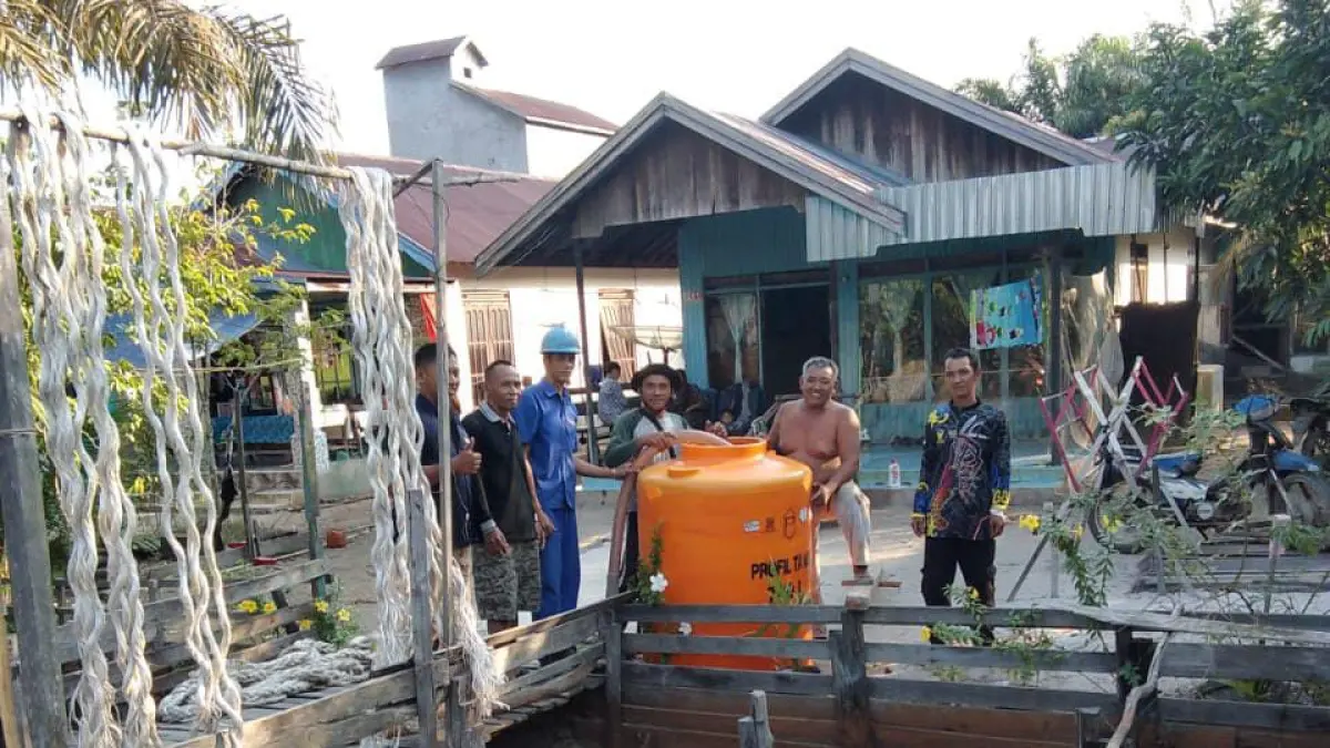 Warga Bagendang Permai, saat menerima bantuan air bersih dari pihak perusahaan, baru-baru tadi. (istimewa)