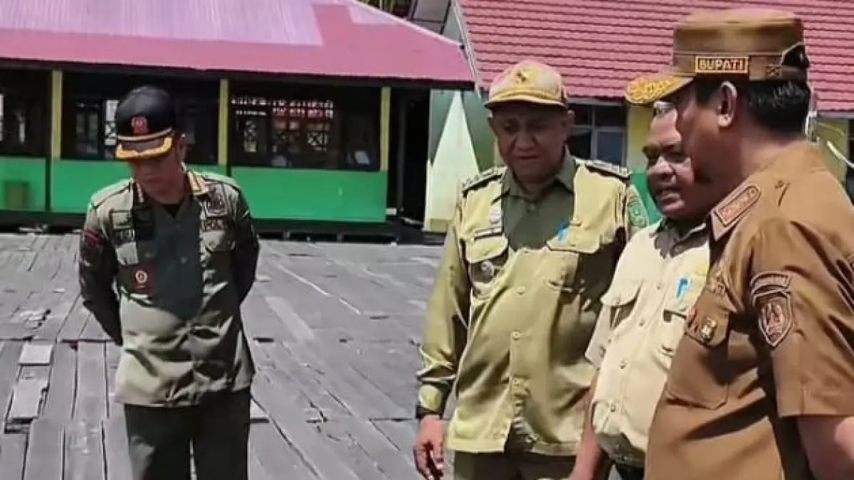 Bupati Sukamara Masduki saat meninjau sekolah SMPN 1 Jelai yang membutuhkan perbaikan halaman sekolah. (FAUZIANNUR/RADAR SAMPIT)&nbsp;