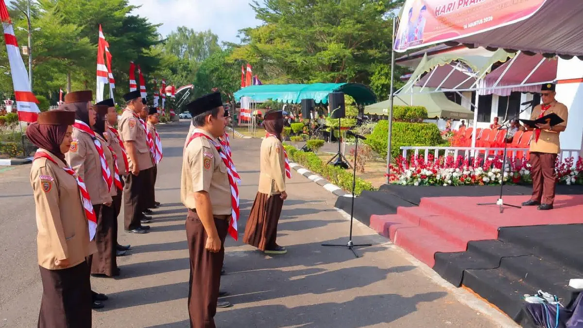 HARI PRAMUKA: Plh Sekda Seruyan Bahrun Abbas bertindak sebagai pembina upacara peringatan Hari Pramuka ke-65 tahun 2026 yang digelar di halaman kantor Bupati Seruyan, Jumat (14/8/2026). FOTO: RIFANI/RADAR SAMPIT