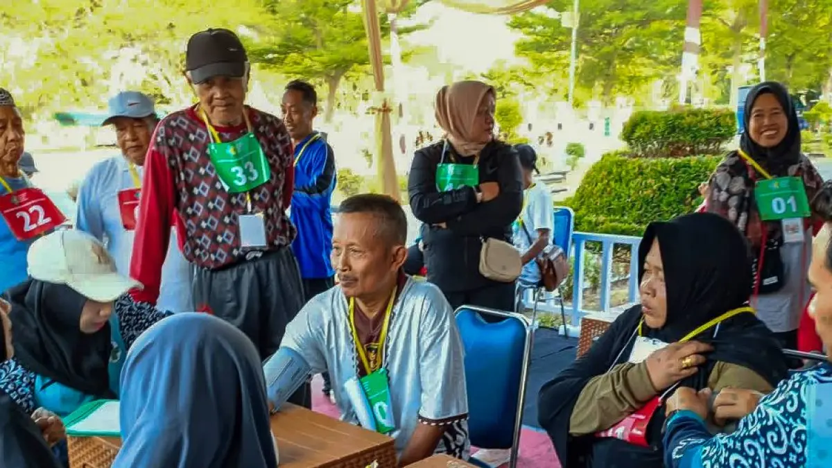 JAGA KONDISI FISIK: 42 CJH Seruyan menjalani pemeriksaan kesehatan dan tes kebugaran sebagai persiapan ibadah haji 1448 Hijriah/2027 Masehi. FOTO: RIFANI/RADAR SAMPIT