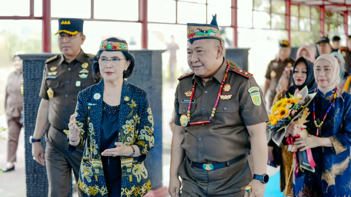 Kajati Kalteng yang baru Hendrizal Husin saat tiba di Palangka Raya, setelah resmi dilantik Jaksa Agung RI, menggantikan Nurcahyo Jungkung Madyo, Kamis (13/8).(istimewa)