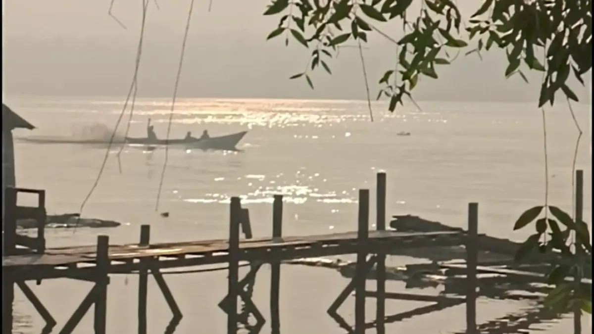 Kondisi tepian Sungai Mentaya, diselimuti kabut asap saat pagi hari, Jumat (14/8/2026). (Usay Nor Rahmad/Radar Sampit)&nbsp;
