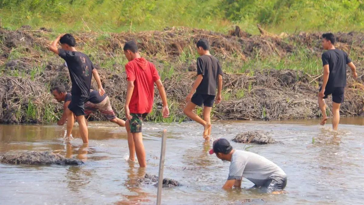 PERSIAPAN FBIM 2027: Mangaruhi (Menggalau) salah satu perlombaan tradisional digelar pada Festival Budaya Gawi Hatantiring 2026 di kawasan Islamic Center Kuala Pembuang, Seruyan, Kamis (13/8/2026). FOTO: RIFANI/RADAR SAMPIT